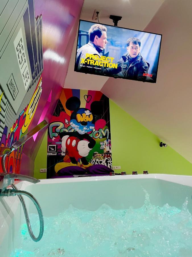 Capsule Forever Young - Jacuzzi - Sauna - Billard - Arcade De Jeux - Netflix & Home Cinema - Ping Pong Hastiere-par-dela Экстерьер фото