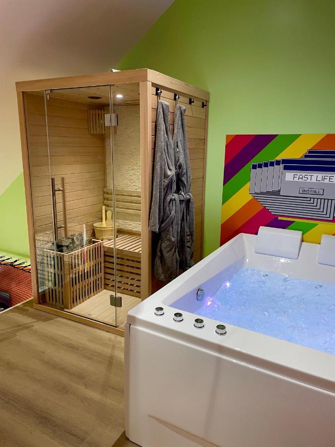 Capsule Forever Young - Jacuzzi - Sauna - Billard - Arcade De Jeux - Netflix & Home Cinema - Ping Pong Hastiere-par-dela Экстерьер фото